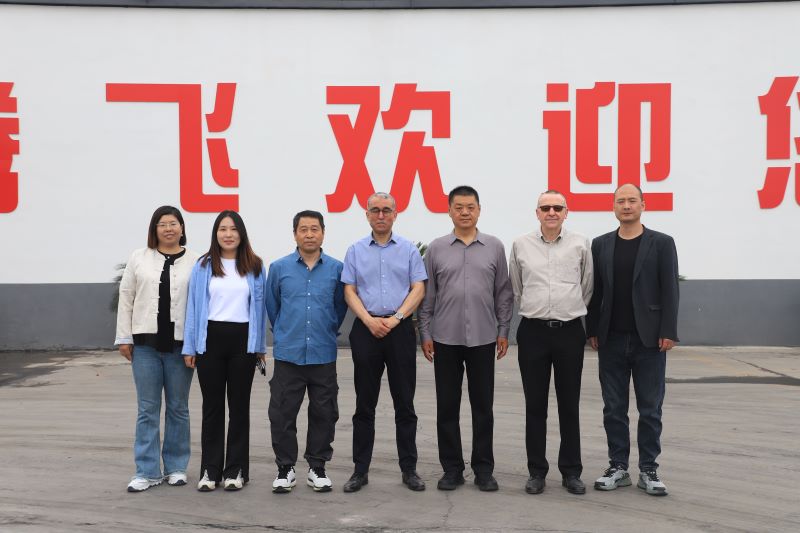 法孚集團客戶蒞臨大型鑄造加工廠家-騰飛鑄鋼！