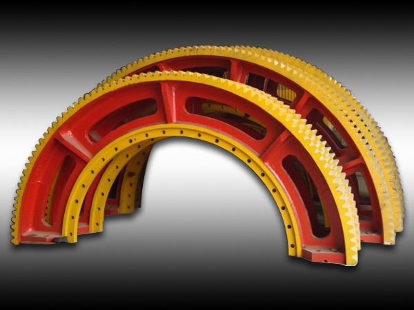 為水泥龍頭企業(yè)--鵬飛集團(tuán)生產(chǎn)的大齒輪